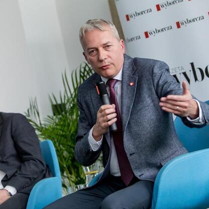 Marszałek Wojciech Saługa w debacie o rozwoju gospodarczym Jaworzna. (wygenerowano przez AI)