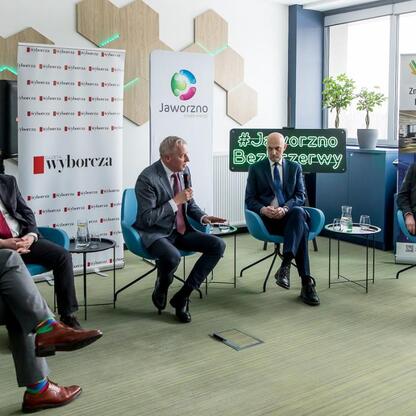 Panel dyskusyjny w Jaworzno Business Laboratory, organizowany przez Gazeta Wyborcza, omawia potencjał Jaworzno's Industrial Development Zone (JOG). (wygenerowano przez AI)