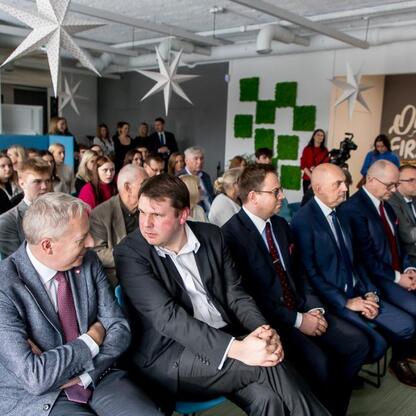 Wojciech Saługa, Marszałek Województwa Śląskiego, przemawia na konferencji w Jaworznie, omawiając potencjał Jaworznickiego Okręgu Gospodarczego. (wygenerowano przez AI)