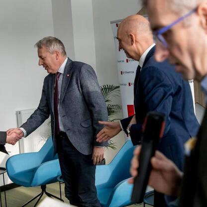 Wojciech Saługa, Marszałek Województwa Śląskiego, wraz z partnerem podpisuje umowę w ramach debaty o potencjale Jaworzno Industrial Zone. (wygenerowano przez AI)