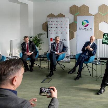 Panel dyskusyjny w Jaworzno Business Laboratory, organizowany przez Gazeta Wyborcza, z Wojciechem Saługą, Pawłem Silbertem, Adamem Drobniakiem, Mateuszem Rykałą i Tomaszem Kędzierskim. (wygenerowano przez AI)