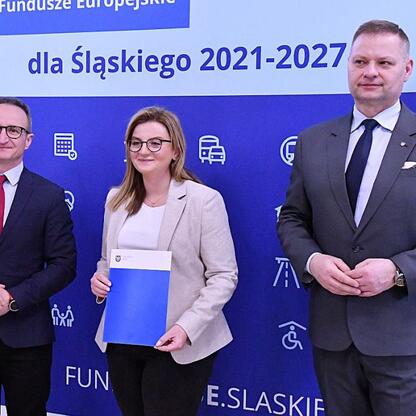 Trzech przedstawicieli Województwa Śląskiego podczas prezentacji projektów finansowanych z Europejskiego Funduszu dla Śląska 2021-2027. (wygenerowano przez AI)