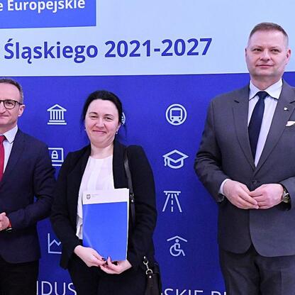 Trzech przedstawicieli Województwa Śląskiego przedstawiających projekty finansowane z Funduszy Europejskich dla Śląska 2021-2027. (wygenerowano przez AI)