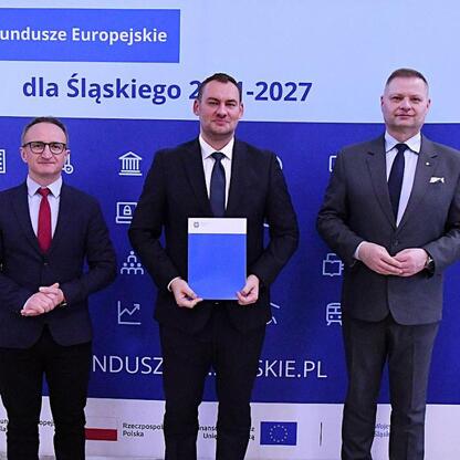 Grzegorz Boski i Rafał Adamczyk wręczają listy gratulacyjne przedstawicielom gmin z projektami odnawialnych źródeł energii. (wygenerowano przez AI)