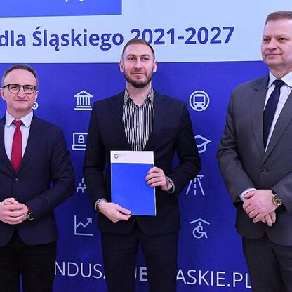 Trzech mężczyzn przedstawiających program odnawialnych źródeł energii w Silesia. (wygenerowano przez AI)