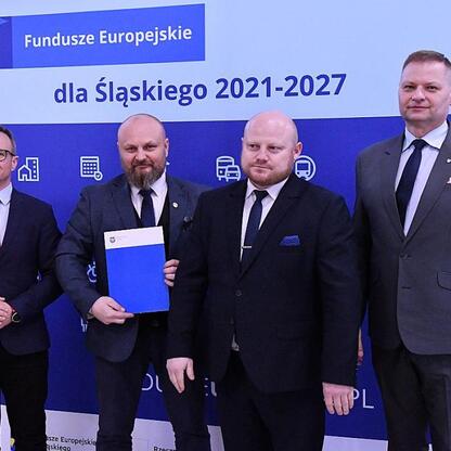 Czterech urzędników przedstawiających projekty finansowane z Europejskich Funduszy dla Śląska 2021-2027. (wygenerowano przez AI)