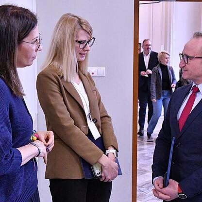 Grzegorz Boski, wicemarszałek Województwa Śląskiego, omawia projekty odnawialnych źródeł energii. (wygenerowano przez AI)