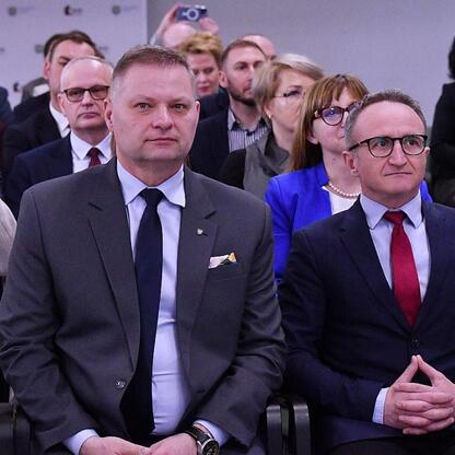 Grzegorz Boski i Rafał Adamczyk uczestniczą w konferencji o finansowaniu projektów odnawialnych źródeł energii w Śląsku. (wygenerowano przez AI)