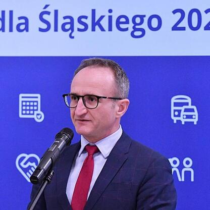 Wicemarszałek Grzegorz Boski przemawia na konferencji prasowej o finansowaniu projektów odnawialnych źródeł energii w Silesia 2021. (wygenerowano przez AI)