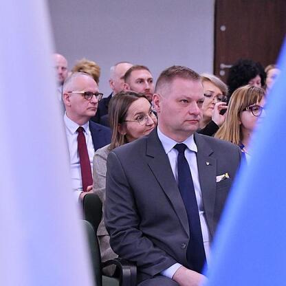 Zwolennicy projektów odnawialnych źródeł energii w Śląsku. (wygenerowano przez AI)