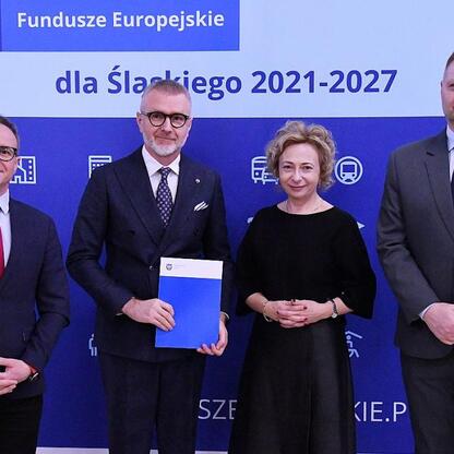 Rafał Adamczyk i Grzegorz Boski przedstawiają projekt finansowany z Funduszy Europejskich dla Śląska. (wygenerowano przez AI)