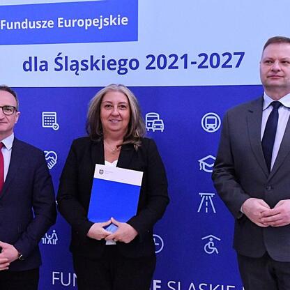 Rafał Adamczyk i Grzegorz Boski przedstawiają projekty finansowane z Funduszy Europejskich dla Śląska. (wygenerowano przez AI)
