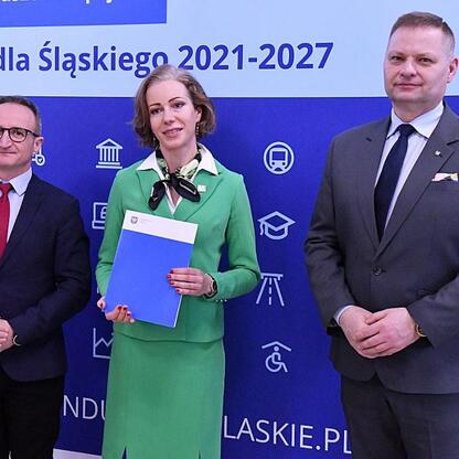 Trzech przedstawicieli Województwa Śląskiego przedstawiają projekty Funduszu Sprawiedliwej Transformacji w Śląsku 2021-2027. (wygenerowano przez AI)