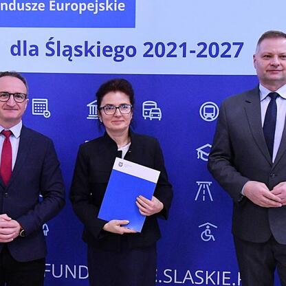 Grzegorz Boski i Rafał Adamczyk przedstawiają projekty finansowane z Funduszy Europejskich dla Śląska 2021-2027. (wygenerowano przez AI)