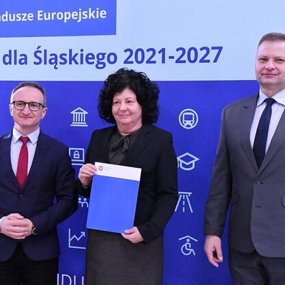 Rafał Adamczyk i Grzegorz Boski wręczają certyfikaty, podkreślając sukces w projekcie Funduszy Europejskich dla Śląska 2021-2027. (wygenerowano przez AI)