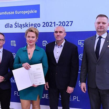 Czterech urzędników przedstawiających Europejskie Fundusze dla Śląska 2021-2027. (wygenerowano przez AI)