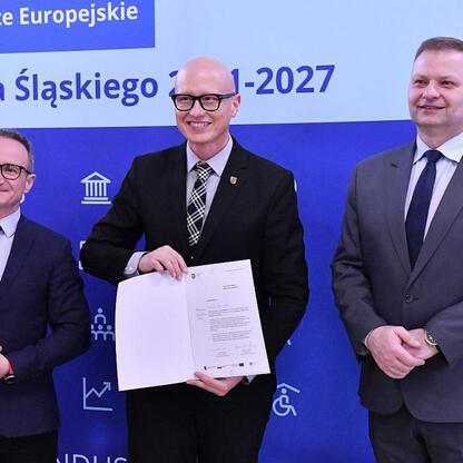 Trzech członków zarządu w formalnym stroju przedstawiających fundusze europejskie dla Śląska 2021-2027. (wygenerowano przez AI)