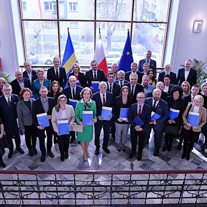 Grzegorz Boski i Rafał Adamczyk uczestniczą w ceremonii wręczenia listów gratulacyjnych, związanych z alokacją funduszy na projekty odnawialnych źródeł energii w Śląsku. (wygenerowano przez AI)