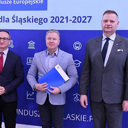 Trzech urzędników w strojach formalnych przedstawiających Europejskie Fundusze dla Śląska 2021-2027. (wygenerowano przez AI)