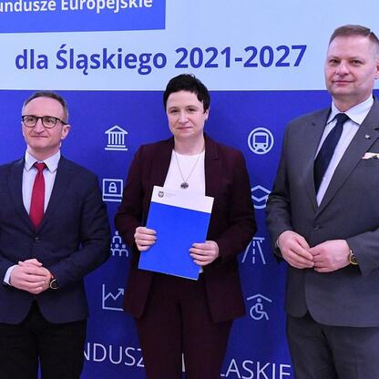 Rafał Adamczyk i Grzegorz Boski przedstawiają projekty finansowane z Funduszy Europejskich dla Śląska. (wygenerowano przez AI)