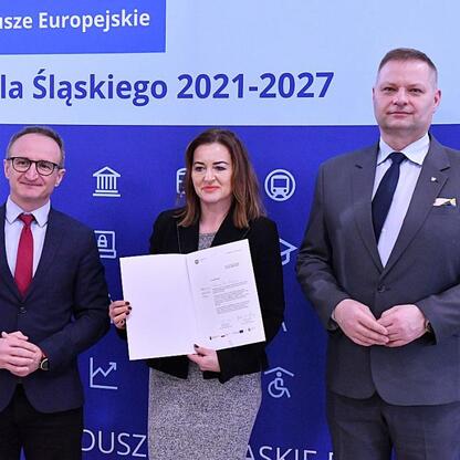 Rafał Adamczyk i Grzegorz Boski prezentują dokumenty, związane z funduszami europejskimi dla Śląska. (wygenerowano przez AI)