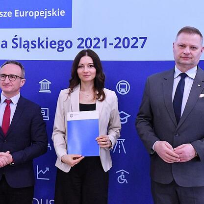Rafał Adamczyk i Grzegorz Boski przedstawiają projekty finansowane z Funduszy Europejskich dla Śląska. (wygenerowano przez AI)