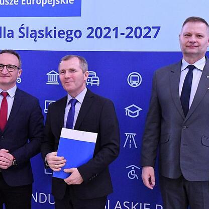 Trzech urzędników przedstawiających projekt finansowania z Europejskich Funduszy dla Śląska 2021-2027. (wygenerowano przez AI)