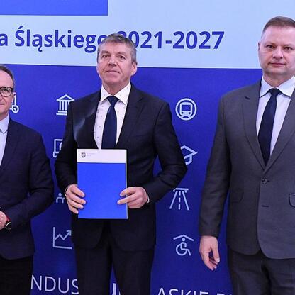 Trzech mężczyzn w strojach formalnych przedstawiających projekt finansowania z Funduszy Europejskich dla Śląska 2021-2027. (wygenerowano przez AI)