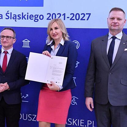 W trakcie ceremonii wręczenia listów gratulacyjnych w ramach programu Funduszu Sprawiedliwej Transformacji dla Silesia, członek Zarządu Województwa Rafał Adamczyk i wicemarszałek Grzegorz Boski uczest (wygenerowano przez AI)