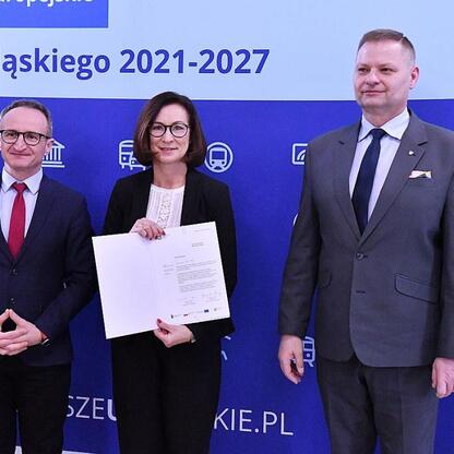 Trzech przedstawicieli gmin otrzymujących wsparcie z Funduszu Sprawiedliwej Transformacji w ramach projektów energetycznych województwa śląskiego. (wygenerowano przez AI)