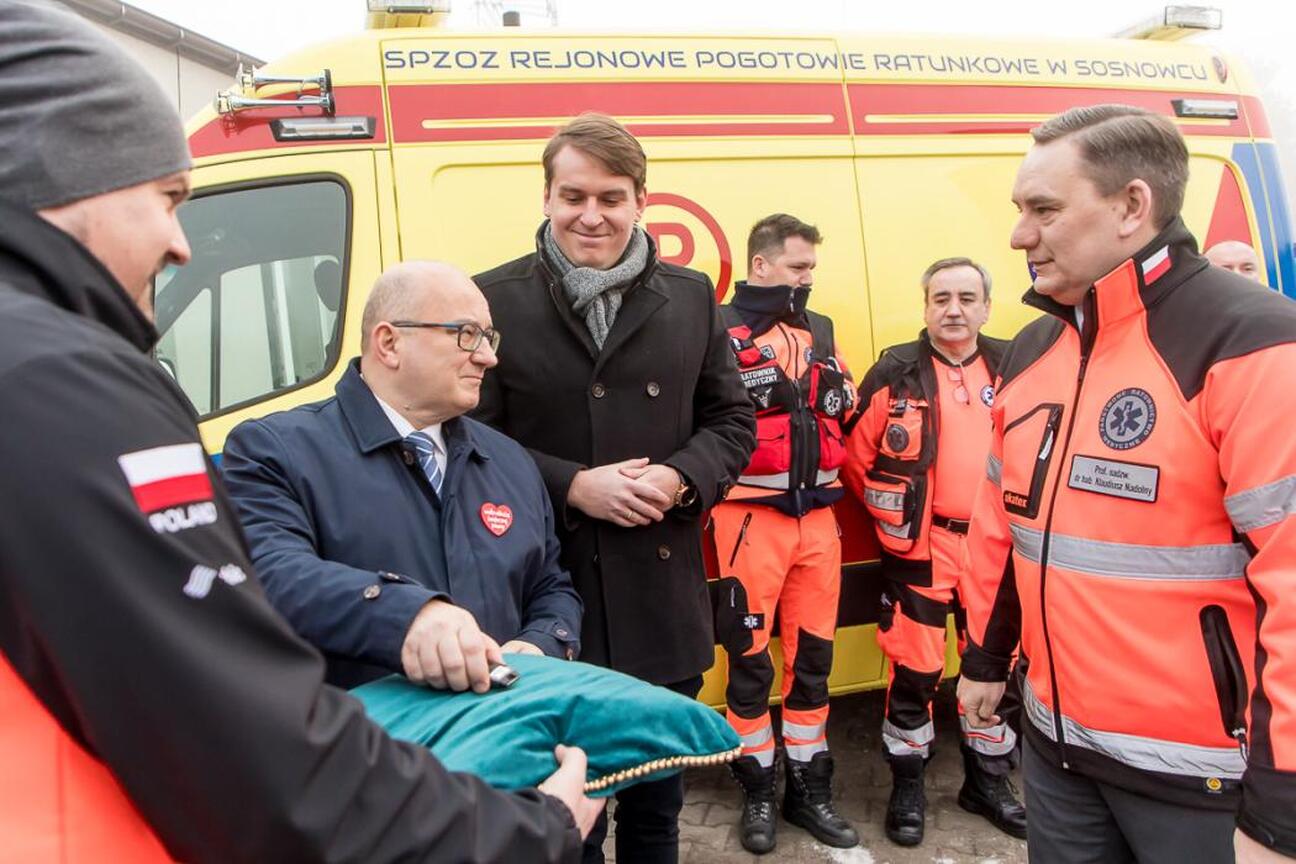 Nowy ambulans Mercedes CDI 419 dla stacji pogotowia w Jaworznie. (wygenerowano przez AI)