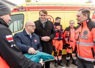Nowy ambulans Mercedes CDI 419 dla stacji pogotowia w Jaworznie. (wygenerowano przez AI)
