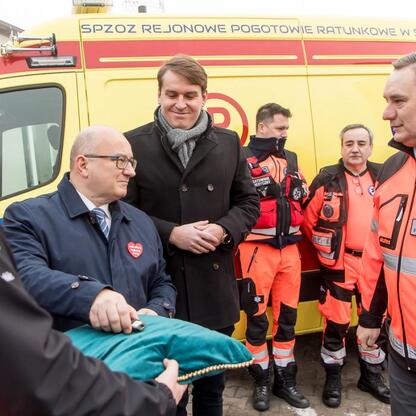 Nowy ambulans dla stacji pogotowia ratunkowego w Jaworznie. (wygenerowano przez AI)