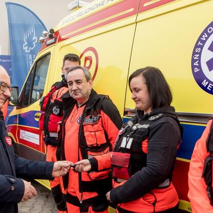 Nowy ambulans dla Jaworzna, formalna przekazanie sprzętu ratownictwa. (wygenerowano przez AI)