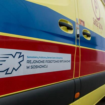 Nowoczesna karetka ambulansowa Mercedes CDI 419, donowiona dla Rejonowego Pogotowia Ratunkowego w Sosnowcu. (wygenerowano przez AI)