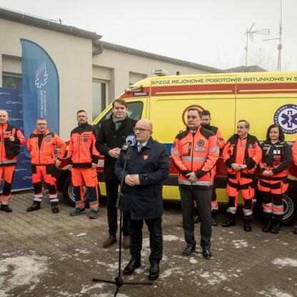 Nowy ambulans dla Sosnowca: formalna uroczystość z mikrofonami i formalnymi ubraniami. (wygenerowano przez AI)