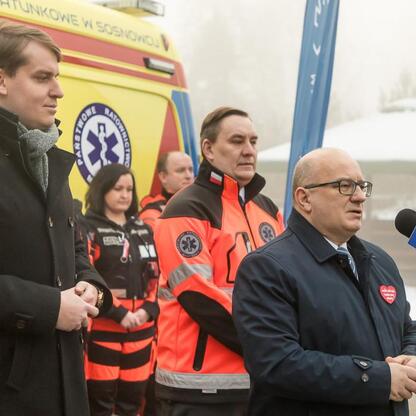 Nowy ambulans dla stacji pogotowia w Jaworznie, uroczyste przekazanie przez Silesia. (wygenerowano przez AI)