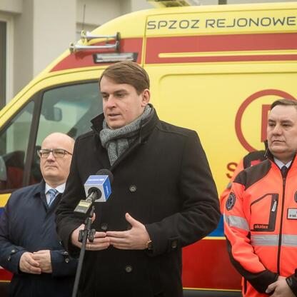 Nowy ambulans dla Jaworzna: uroczyste przekazanie sprzętu ratownictwa. (wygenerowano przez AI)