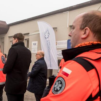 Nowy ambulans Mercedes CDI 419 dla stacji pogotowia w Jaworznie. (wygenerowano przez AI)