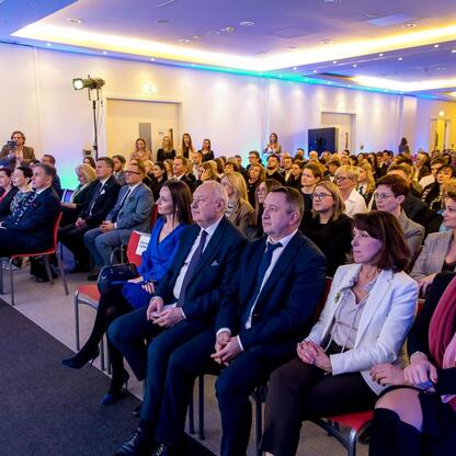 Członek Zarządu Województwa Śląskiego Rafał Adamczyk przemawia na konferencji inaugurującej projekt 