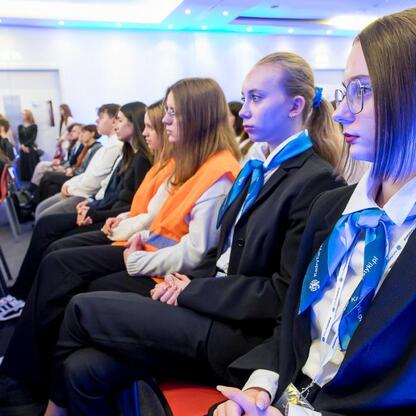 Grupa młodych ludzi uczestniczy w konferencji 
