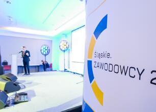 Grupa ludzi w strojach formalnych siedzi w konferencji dotyczącej projektu "Śląskie. Zawodowcy 2". (wygenerowano przez AI)