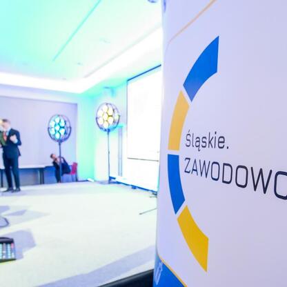 Śląskie. Zawodowcy 2: Konferencja w Katowicach, prezentacja projektu edukacyjnego. (wygenerowano przez AI)