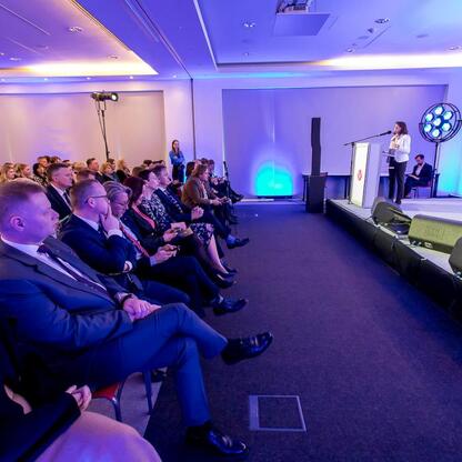 Rafał Adamczyk, członek Zarządu Województwa Śląskiego, prowadzi prezentację na konferencji 