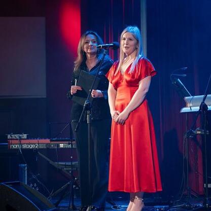 Joanna Bojczuk, członek Zarządu Województwa Śląskiego, wręcza nagrodę na ceremonii w Rialto Cinema. (wygenerowano przez AI)