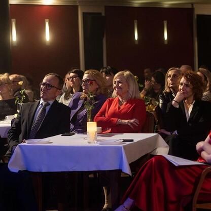 Wicemarszałek Grzegorz Boski i członek Zarządu Województwa Joanna Bojczuk uczestniczą w ceremonii wręczenia nagród kulturalnych dla Śląska. (wygenerowano przez AI)