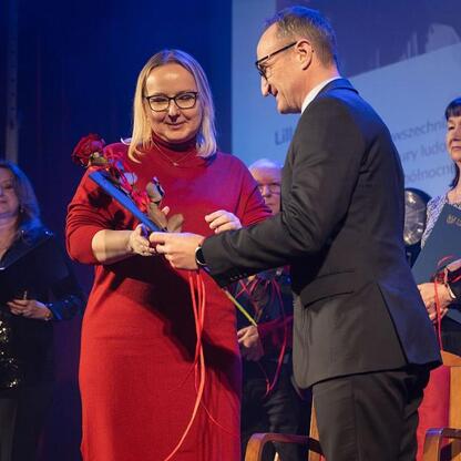 Wicemarszałek Grzegorz Boski wręcza nagrodę laureatowi w dziedzinie kultury. (wygenerowano przez AI)