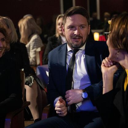 Podczas uroczystości wręczenia nagród Marszałka Województwa Śląskiego w dziedzinie kultury, uczestnicy omawiają laureatów. (wygenerowano przez AI)
