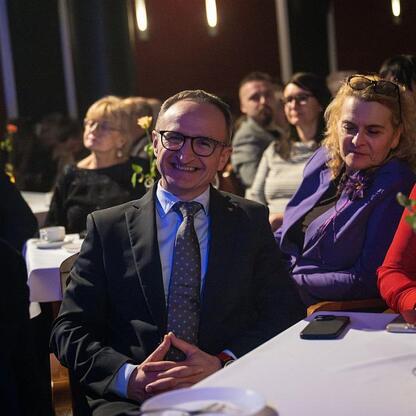 Wicemarszałek Grzegorz Boski wręcza nagrody laureatom w Silesia Awards 2024. (wygenerowano przez AI)