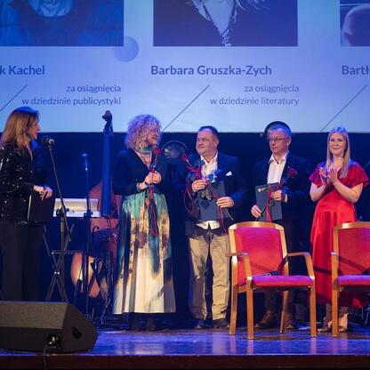 Joanna Bojczuk, członek Zarządu Województwa Śląskiego, wręcza nagrody laureatom w dziedzinie kultury. (wygenerowano przez AI)